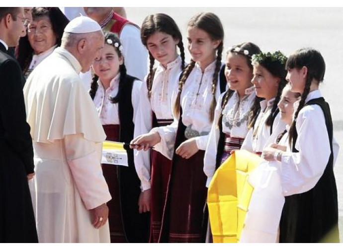 Papa Francesco con bambine bosniache in costume